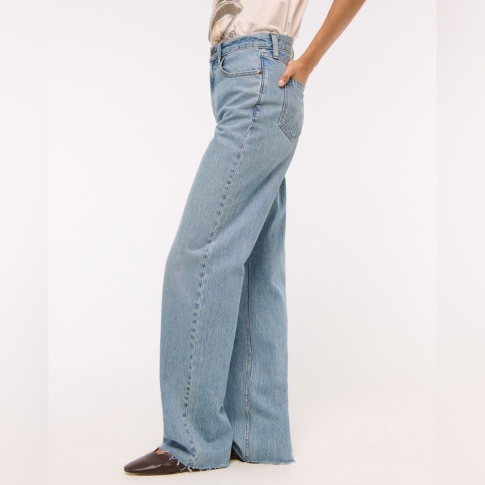 Abercrombie & Fitch The Loose High Rise Light Wash Jeans Raw Hem Sz 29/8r Chic